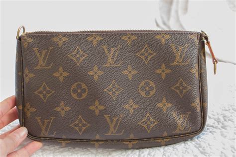 lv pochette accessoires discontinued.